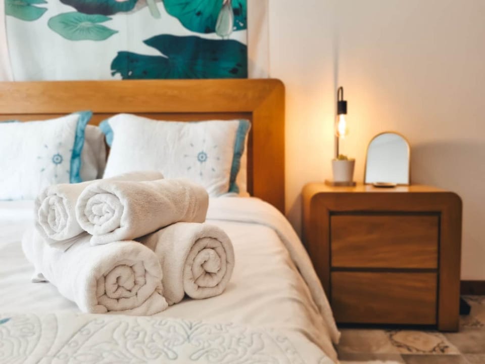 Bed, towels