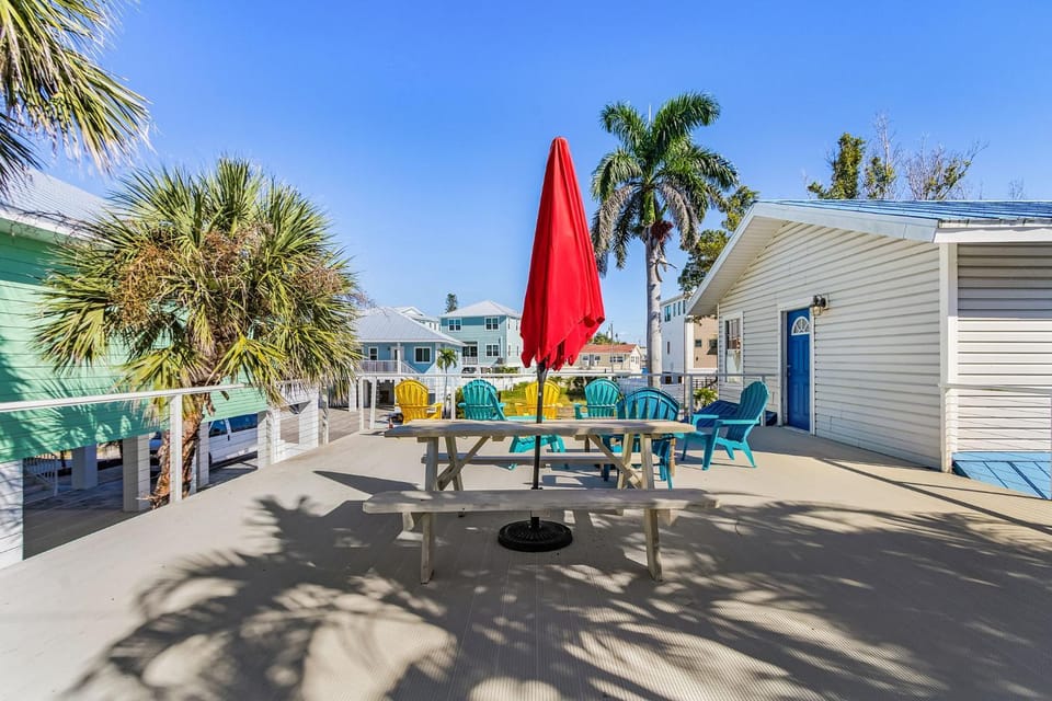 Steps to the Beach, Deck Views & Near Times Square - 2 Villas in One - Sun & Fun Retreat - Roelens House in Estero Island