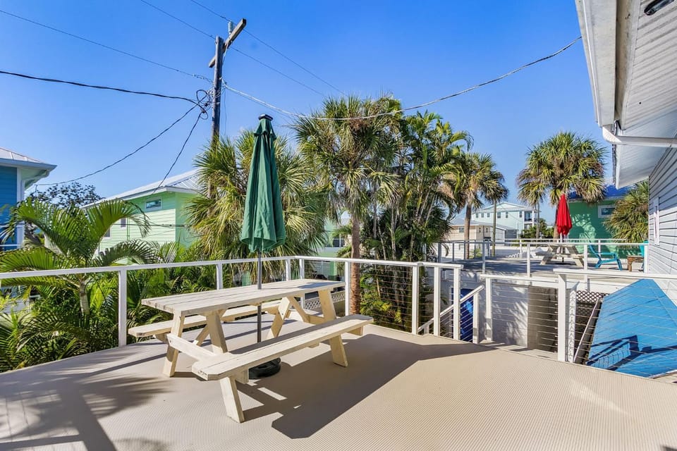 Steps to the Beach, Deck Views & Near Times Square - 2 Villas in One - Sun & Fun Retreat - Roelens House in Estero Island
