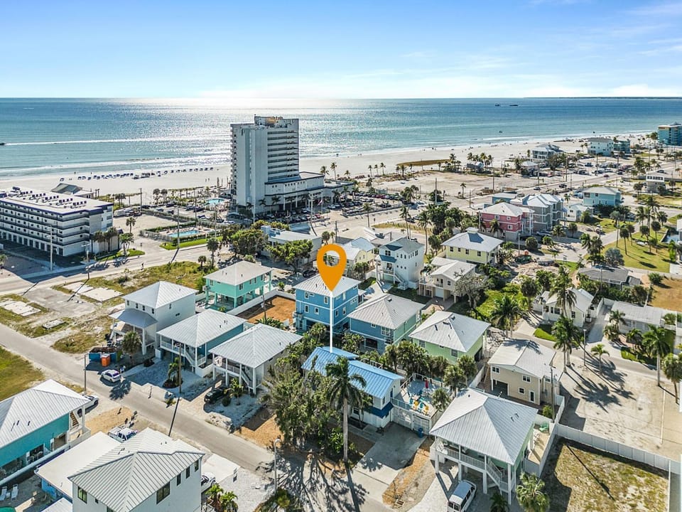 Steps to the Beach, Deck Views & Near Times Square - 2 Villas in One - Sun & Fun Retreat - Roelens House in Estero Island