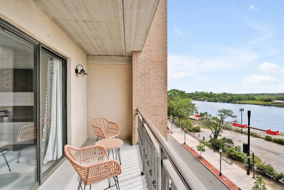 Battleship Sunset on Water Street! River View! Free parking!! Apartment in Wilmington