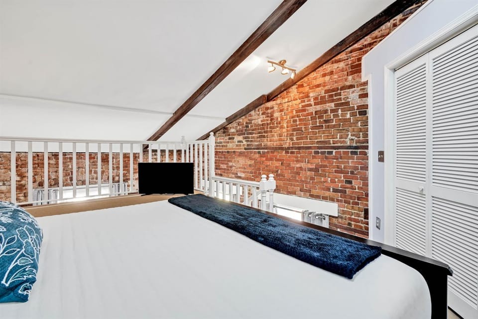 Claus Quarters on Front! Perfect location in the Heart of Downtown! Hotel in Wilmington