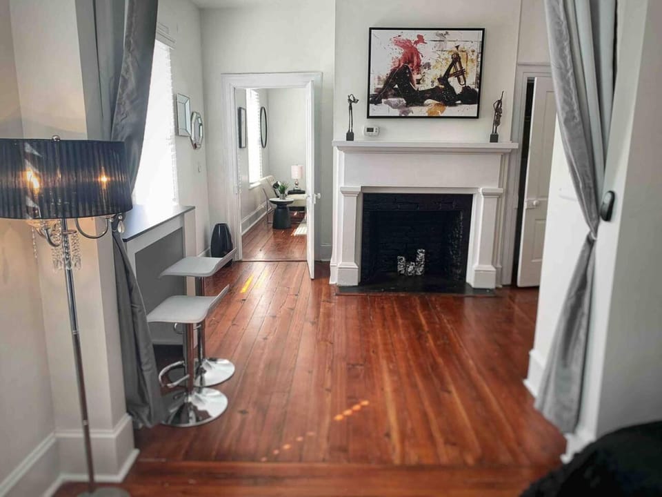Manhattan on Front! Balcony Park Free! Apartment in Wilmington