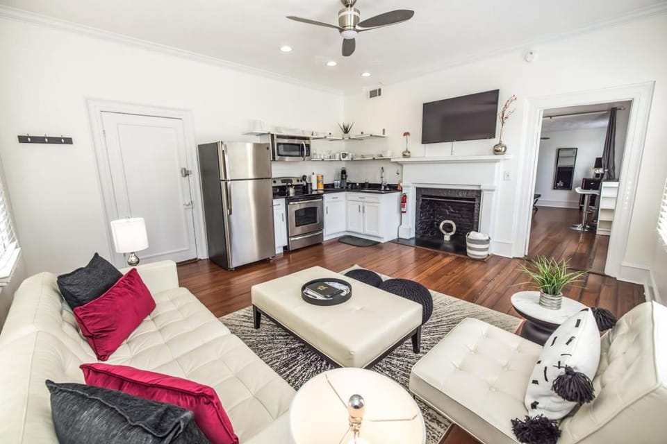 Manhattan on Front! Balcony Park Free! Apartment in Wilmington