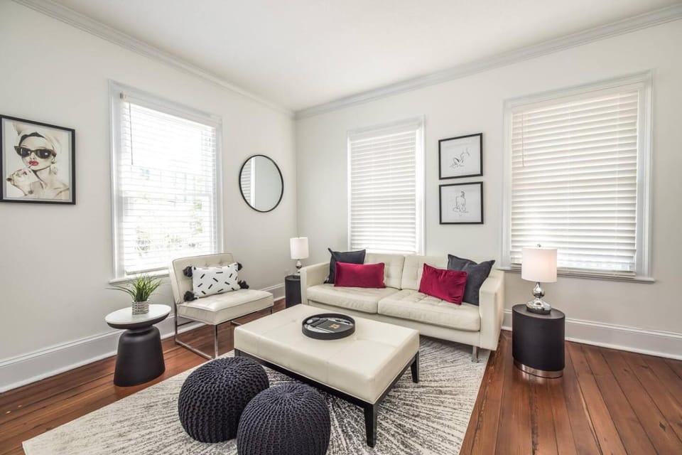 Manhattan on Front! Balcony Park Free! Apartment in Wilmington