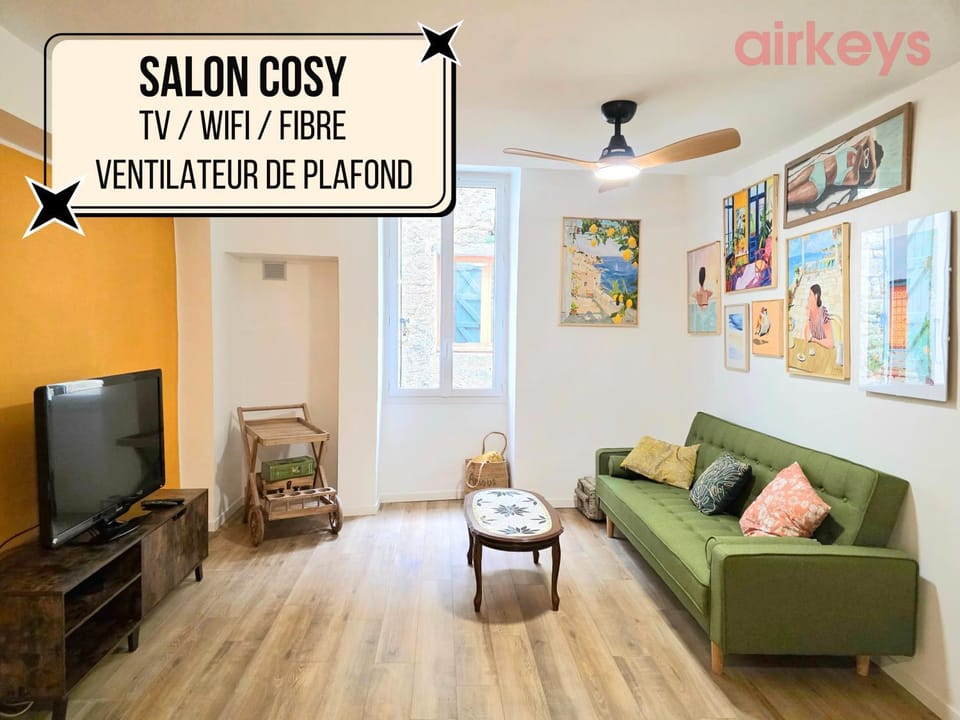 Communal lounge/ TV room, Living room, Seating area