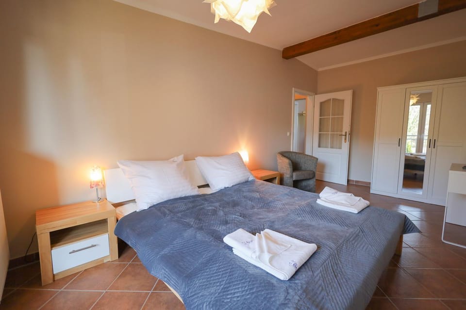 Bed, Photo of the whole room, Bedroom, towels
