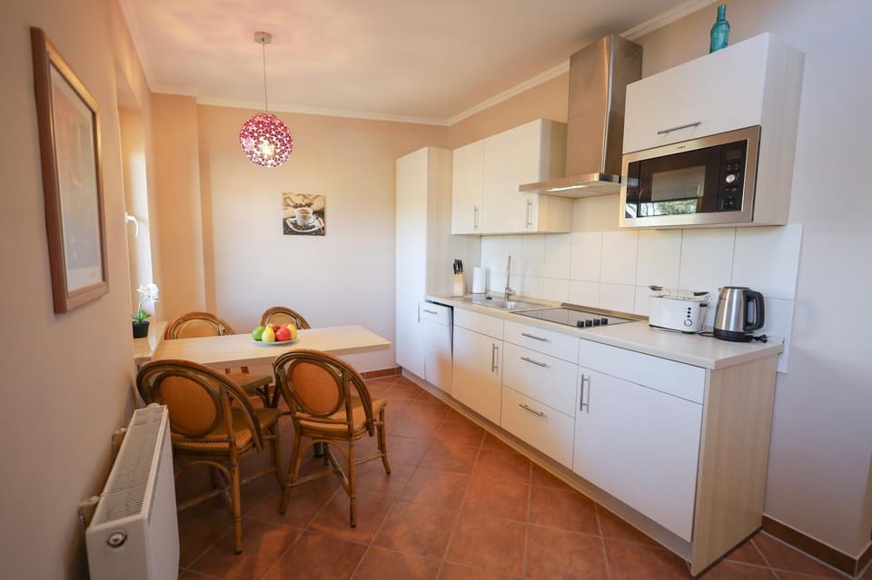 Coffee/tea facilities, Kitchen or kitchenette, Dining area, dishwasher, microwave, oven, pet friendly, stove, toaster