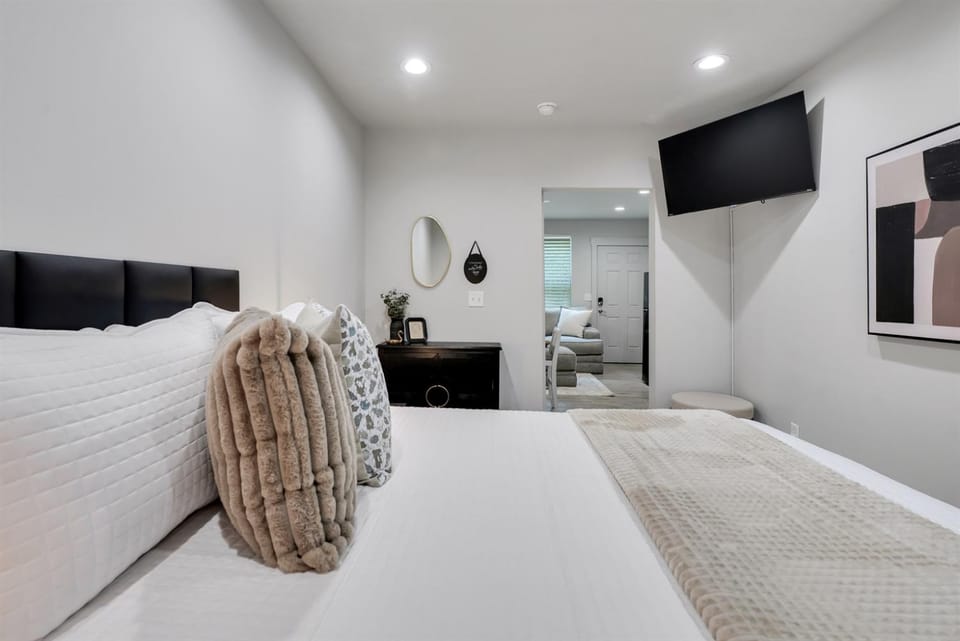 The Jewel Modern Retreat Near YMCA & Downtown Apartment in Wilmington