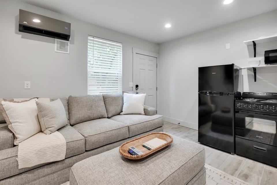 The Jewel Modern Retreat Near YMCA & Downtown Apartment in Wilmington