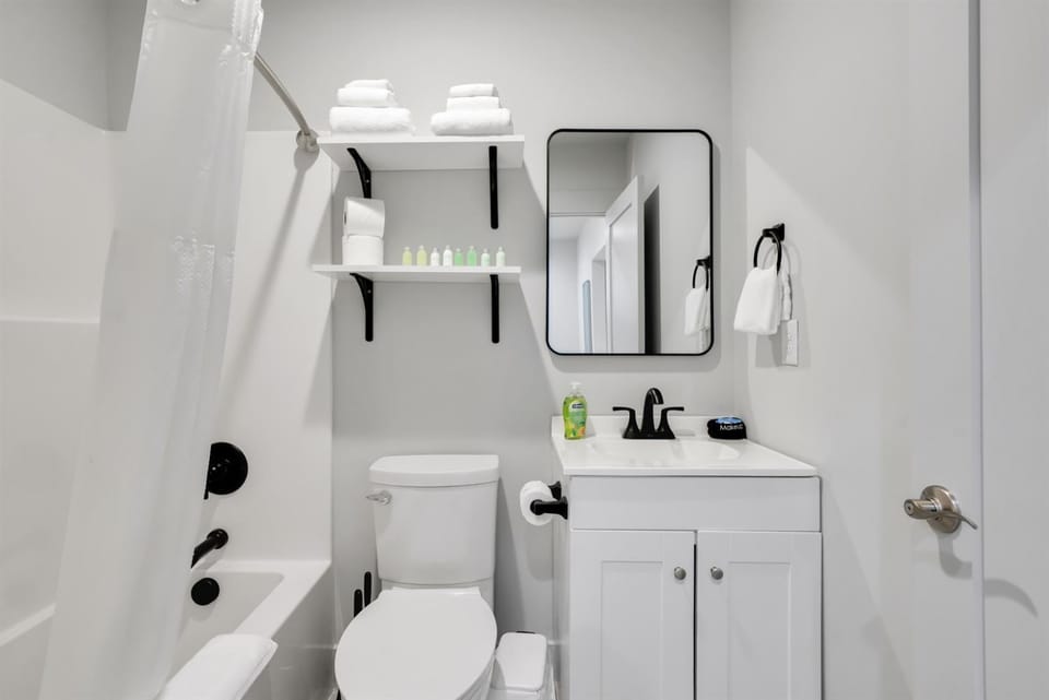 The Pearl Stylish Couples Getaway Apartment in Wilmington