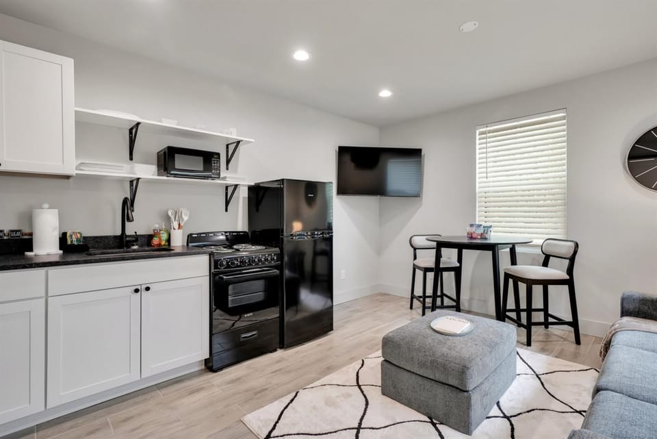 The Pearl Stylish Couples Getaway Apartment in Wilmington