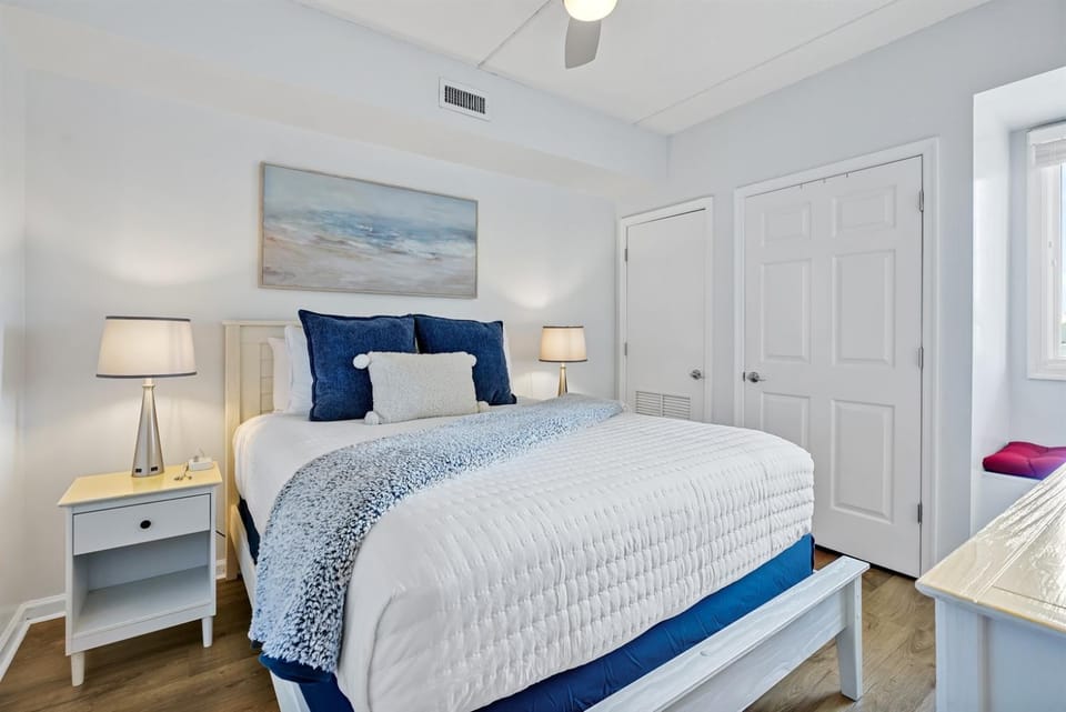 The View! On Water Street! Free parking Apartment in Wilmington