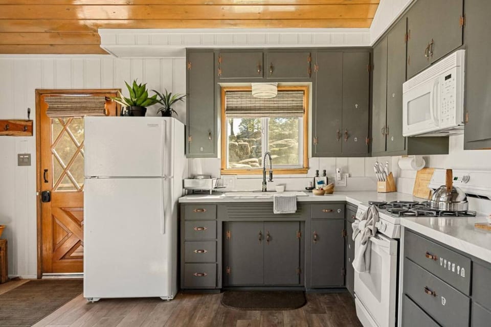 Lark Lookout: Serene Surroundings on Huge Private Lot! Hot Tub & Walk to Lake! House in Big Bear