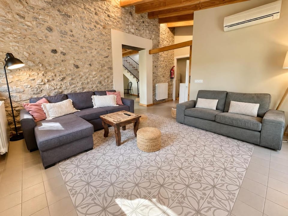 Masia Can Pares with pool & stunning surroundings House in Selva