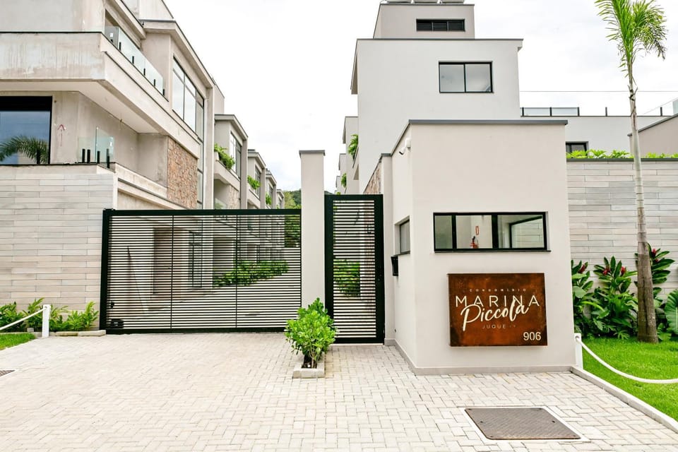 Property building, Facade/entrance, Day