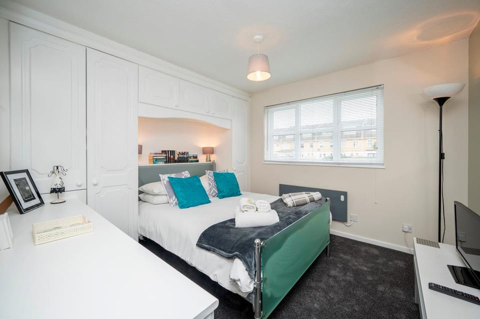 Bed, TV and multimedia, Living room, Other, Photo of the whole room, Seating area, Bedroom, towels