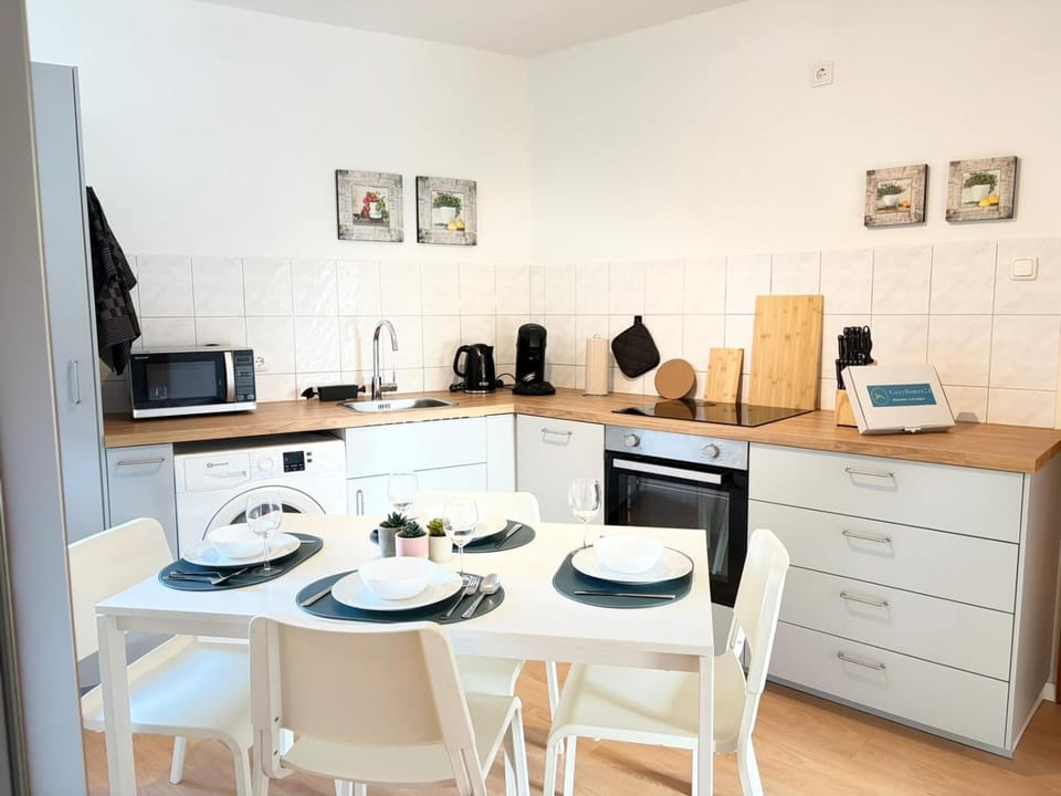 Coffee/tea facilities, Dining area, dishwasher, microwave, oven, stove, washing machine, kitchen
