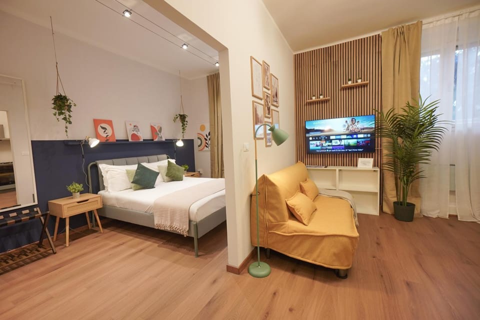 Bed, TV and multimedia, Living room, Photo of the whole room, Seating area, Evening entertainment, Bedroom