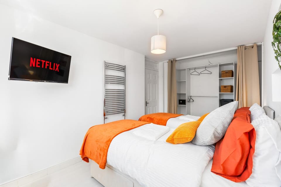 Bed, TV and multimedia, Bedroom