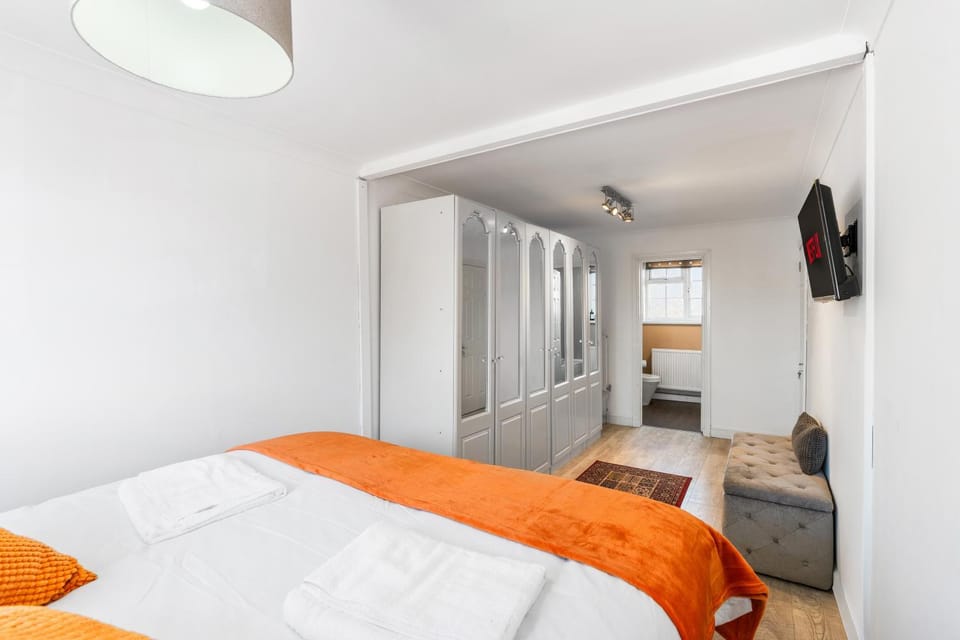 Bed, TV and multimedia, Bedroom, wardrobe