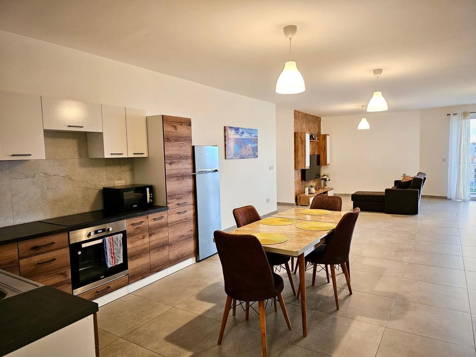 Bright & Spacious 3BR Great Location Apartment in Saint Paul's Bay