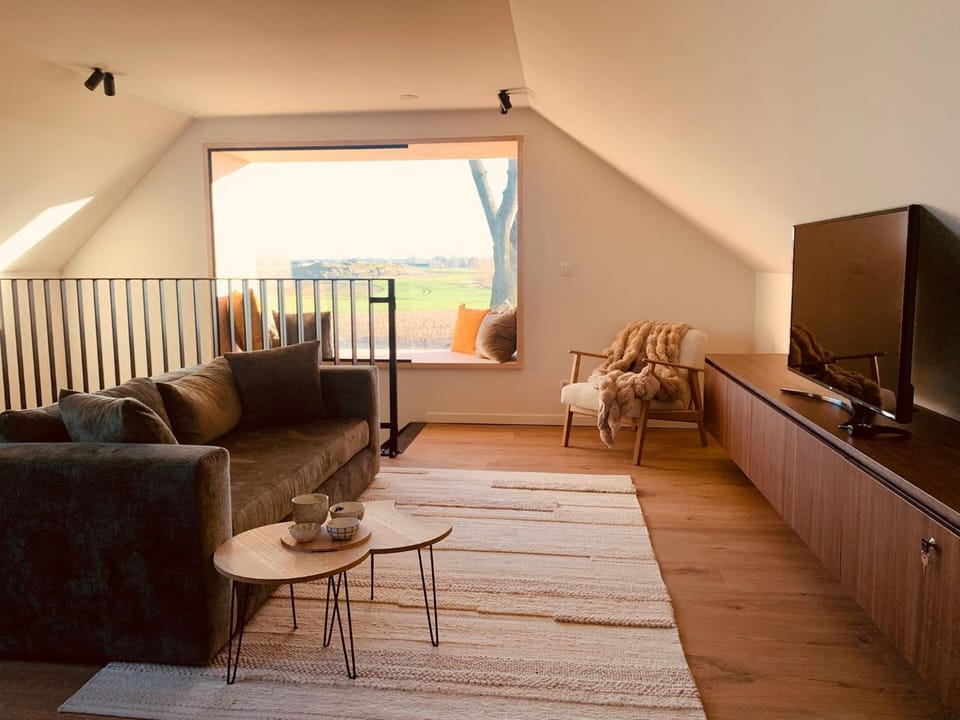 TV and multimedia, Seating area