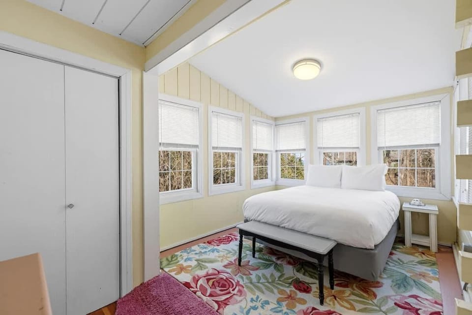 Barefoot Cottage House in Grand Beach