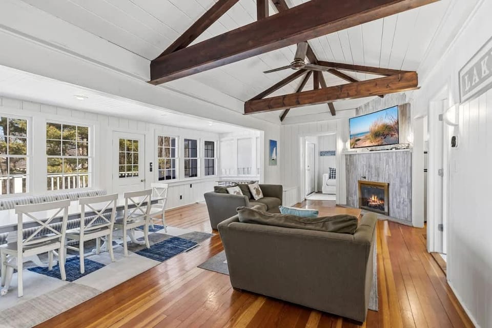 Barefoot Cottage House in Grand Beach