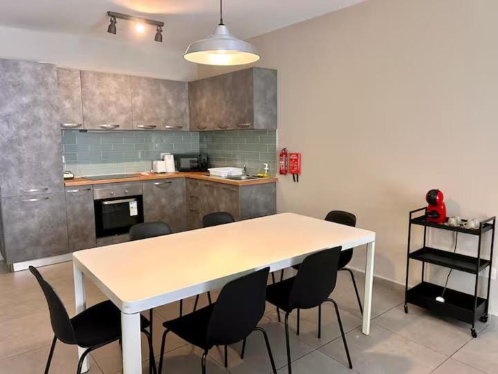 Coffee/tea facilities, Kitchen or kitchenette, Dining area, stove, toaster
