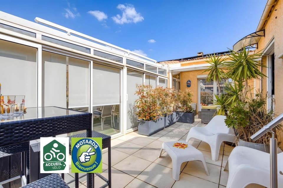 Property building, Balcony/Terrace, Living room