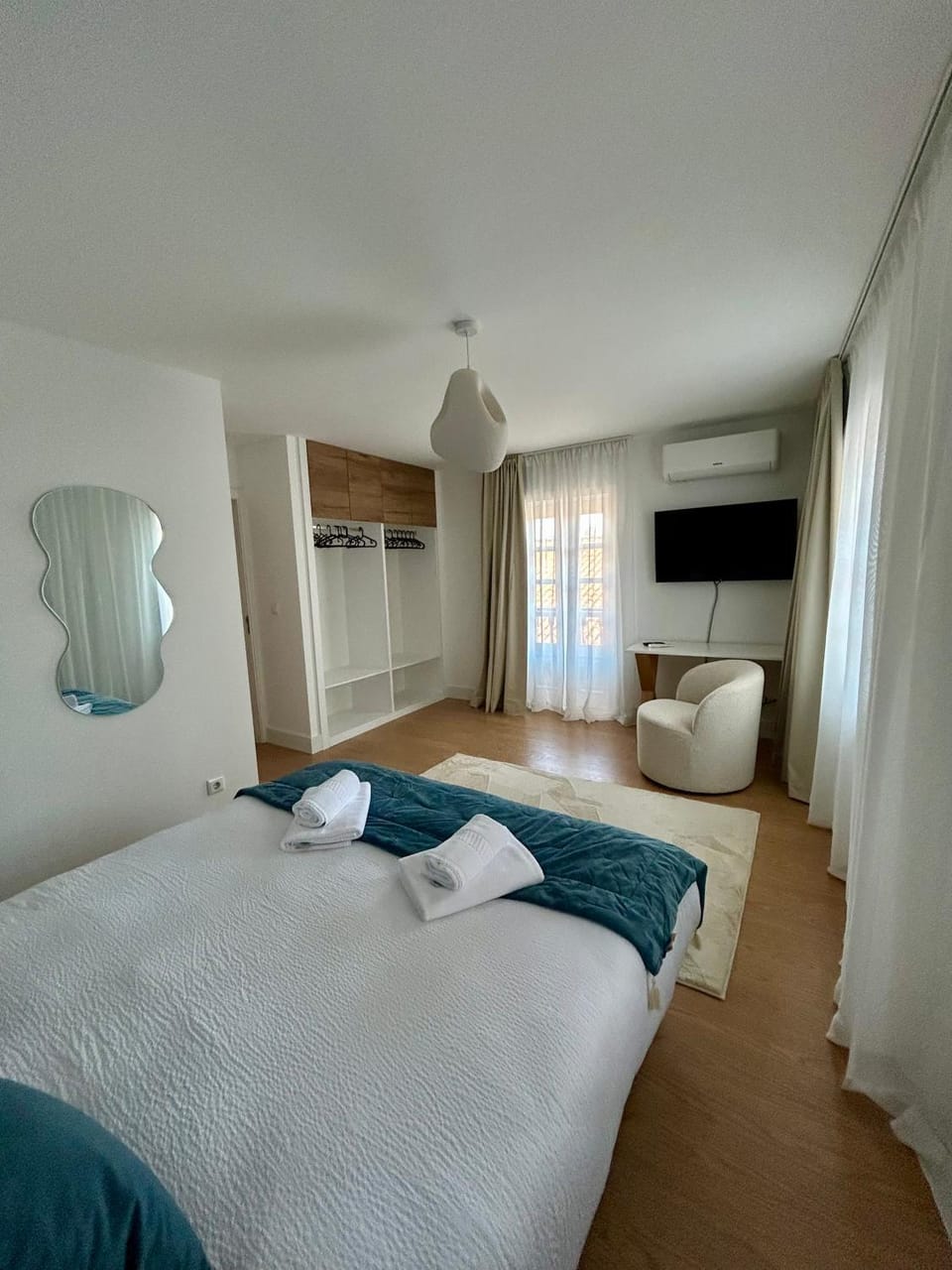 Bed, TV and multimedia, Photo of the whole room, Bedroom