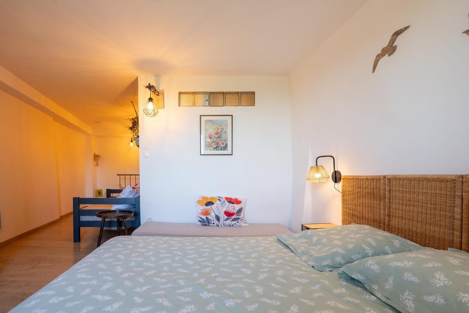 Property building, Living room, Bedroom