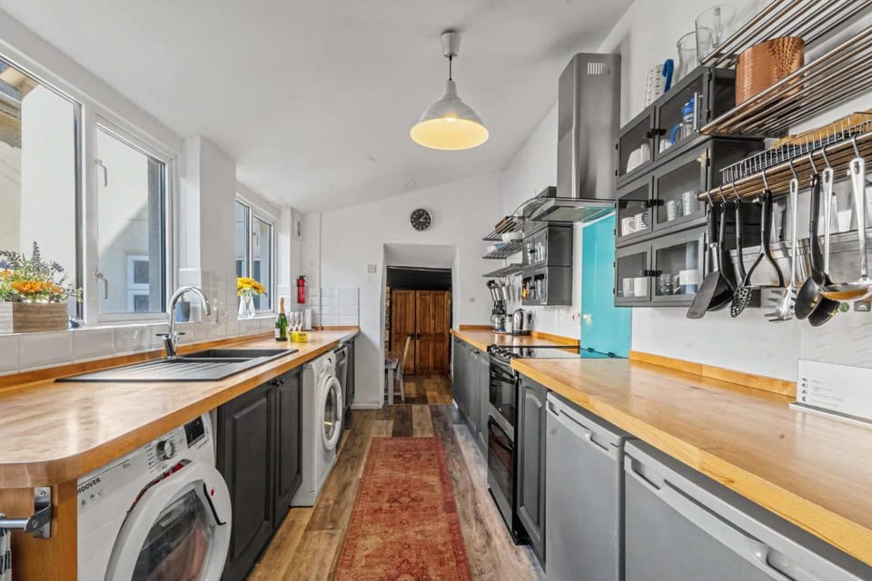 Kitchen or kitchenette, dishwasher, pet friendly, stove, washing machine