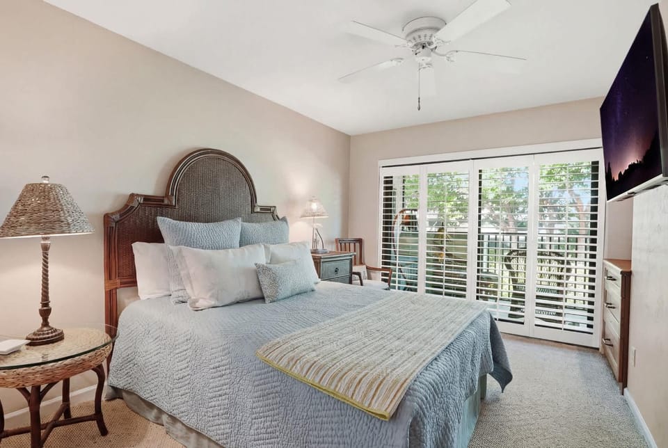 E-231 - Deluxe Condo at Quiet End of Resort House in Naples