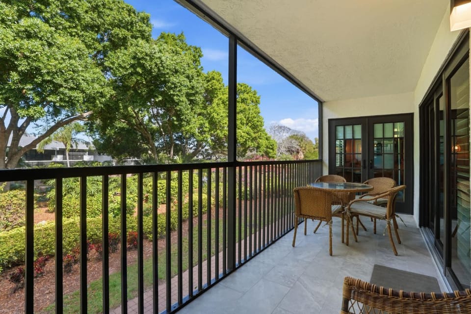 E-231 - Deluxe Condo at Quiet End of Resort House in Naples