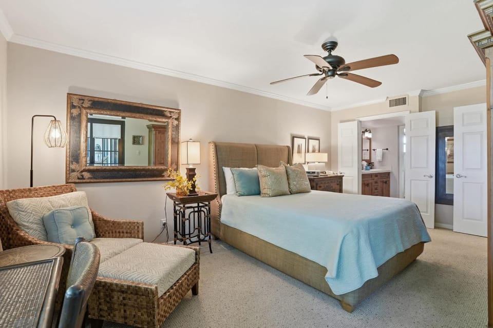 E-231 - Deluxe Condo at Quiet End of Resort House in Naples
