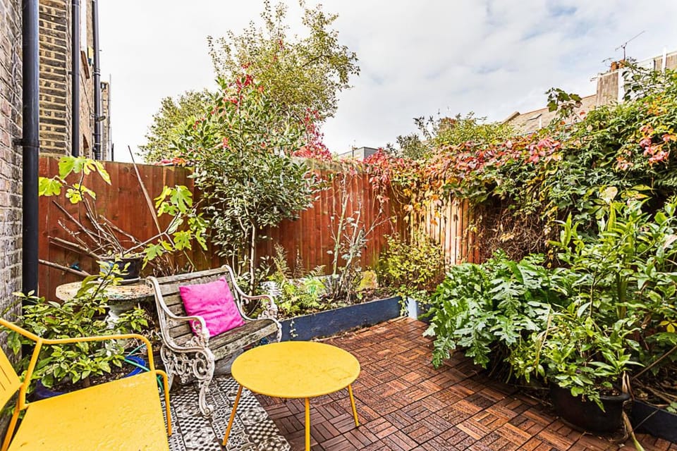 Acton Poets Corner Flat with Private Terrace Apartment in London Borough of Ealing