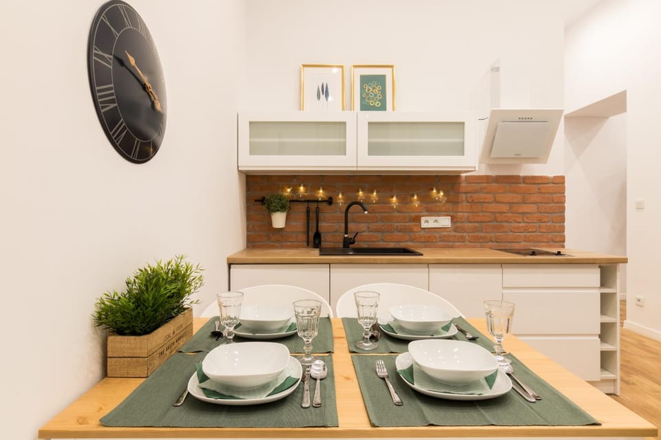 Kitchen or kitchenette, Dining area