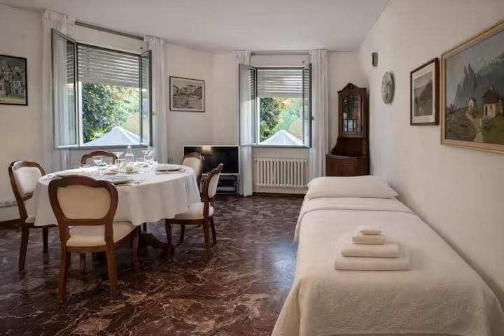 Bed, Dining area