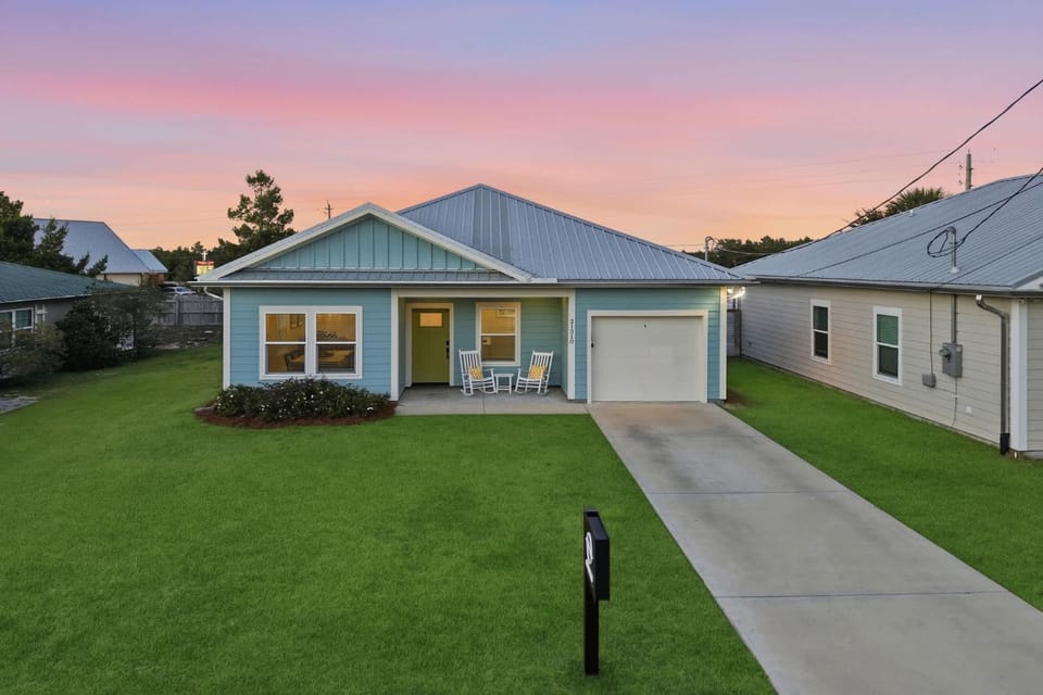 Oceanview Luxury Stay: Heated Pool Close to Beach House in Sunnyside
