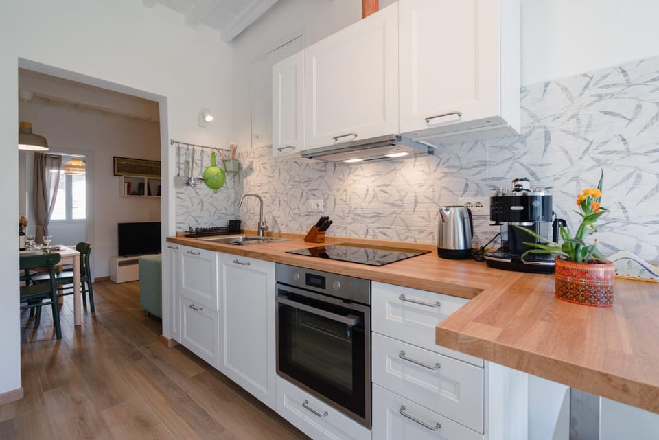 Coffee/tea facilities, Kitchen or kitchenette, Dining area, dishwasher, oven, stove, toaster