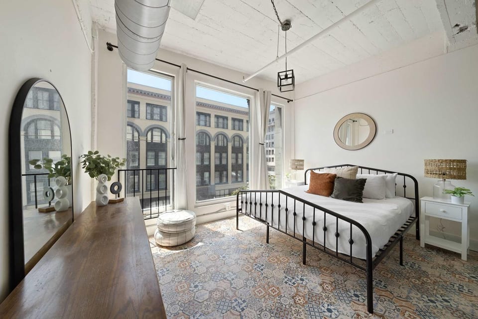 Woolworth Loft - Stylish Gaslamp Stay and Sleeps 8! House in Gaslamp Quarter