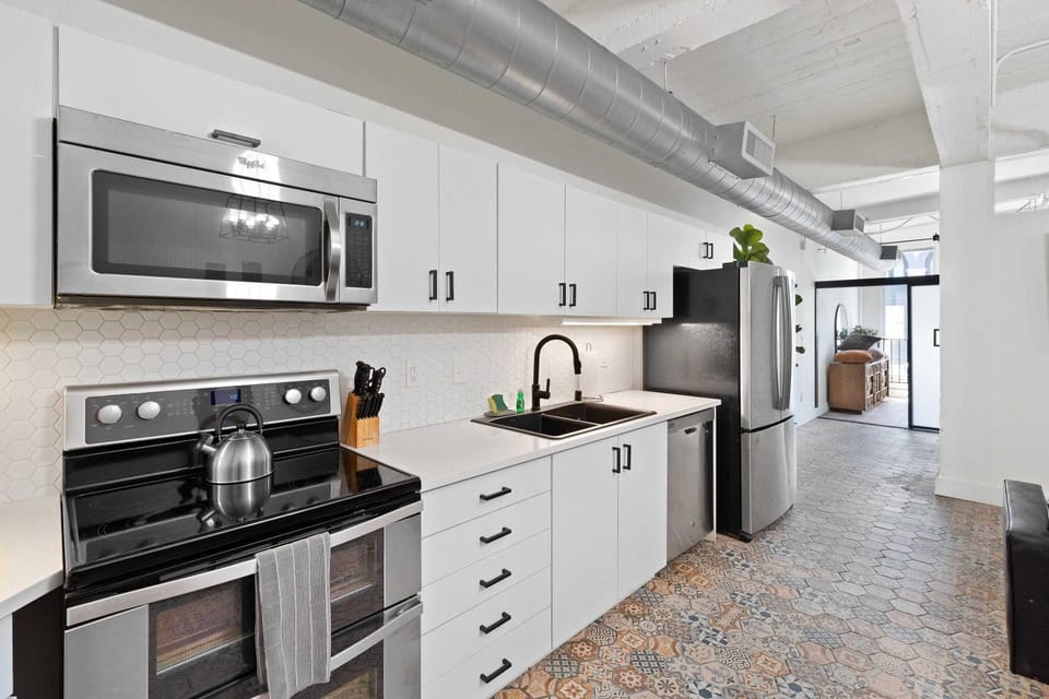 Woolworth Loft - Stylish Gaslamp Stay and Sleeps 8! House in Gaslamp Quarter