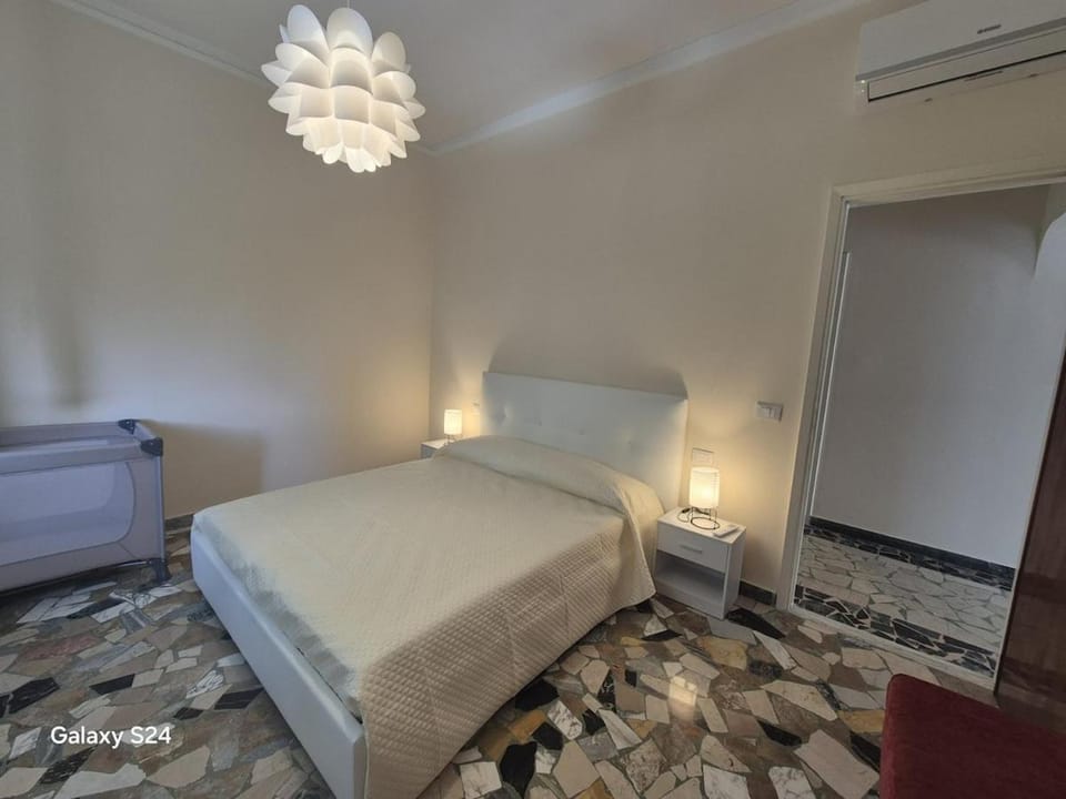 Bed, Living room, Photo of the whole room, Bedroom, air conditioner
