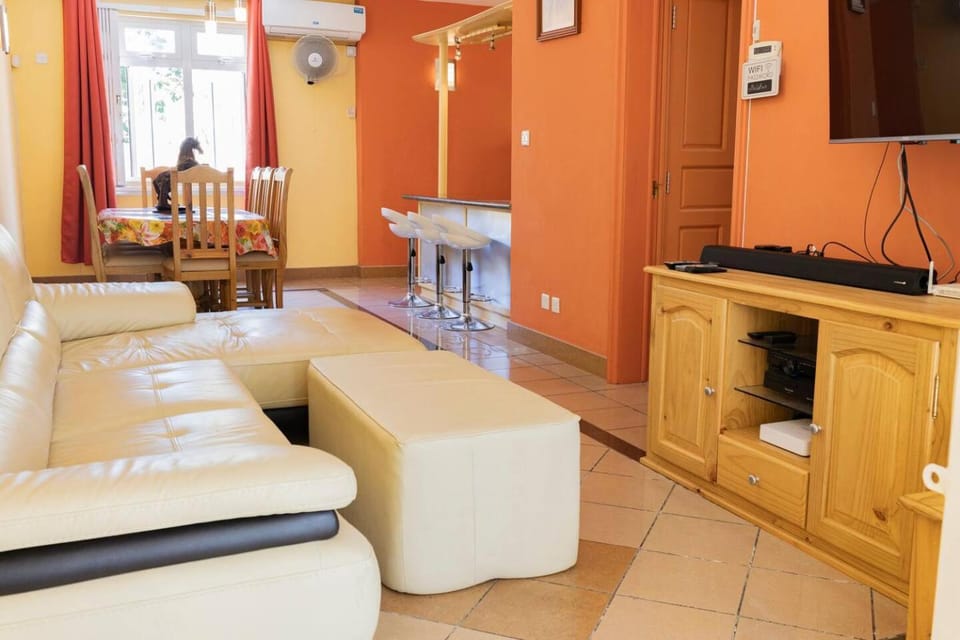 Family 3BR, walk to Beach and Pool Flic en Flac House in Flic en Flac