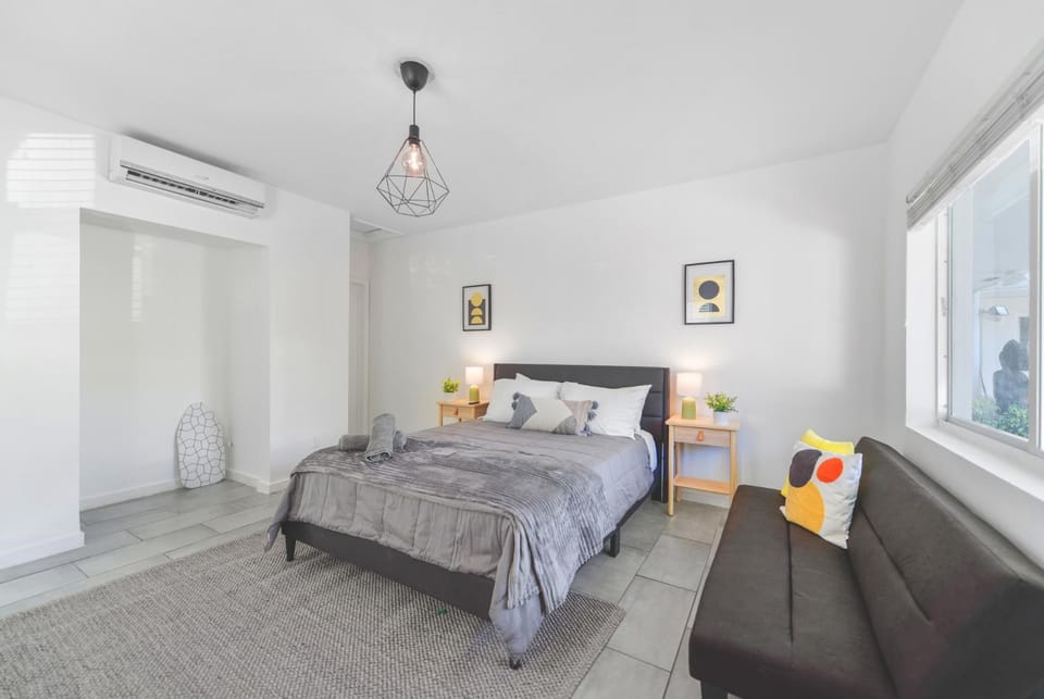 Bed, Seating area