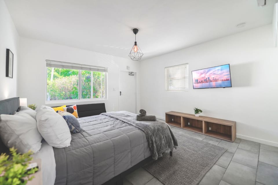 Bed, TV and multimedia, Seating area