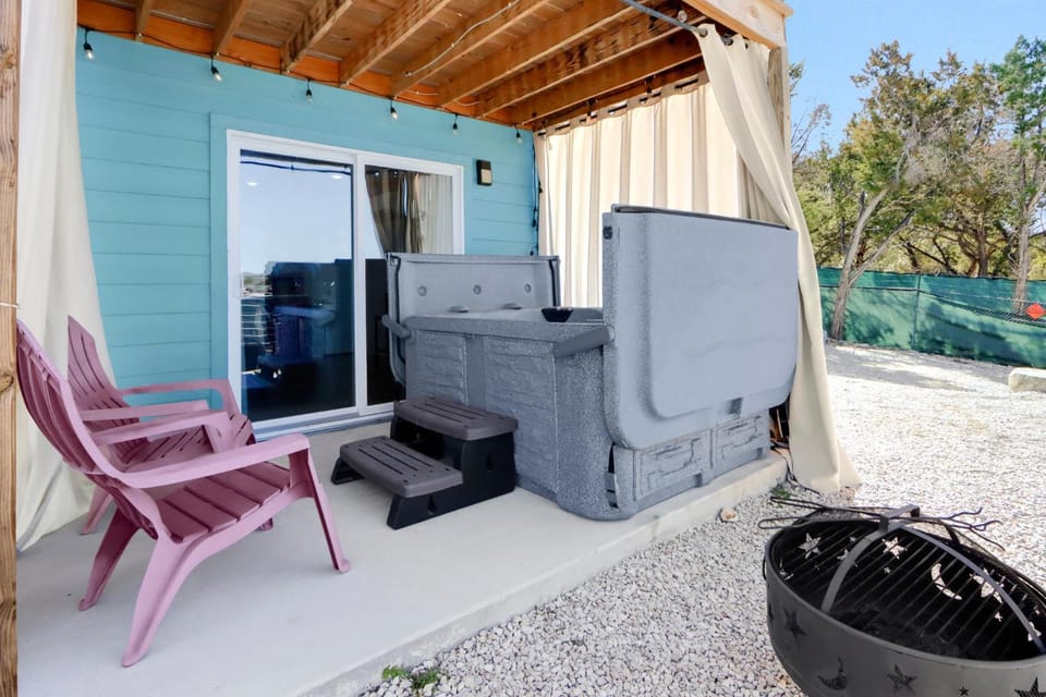 The Container Retreat - Entire Property House in Canyon Lake