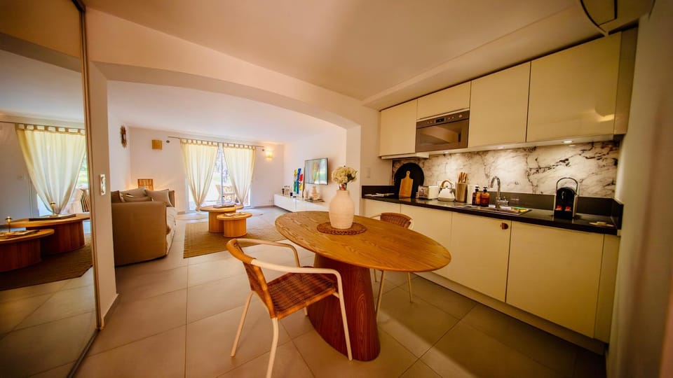 Kitchen or kitchenette, Dining area